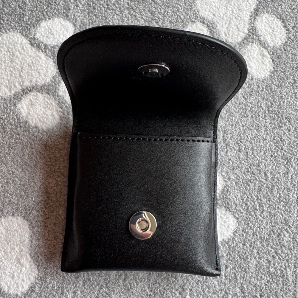 LAST CHANCE🔥 Calvin Klein AirPods Case w/ Clip NWOT - Picture 5 of 10